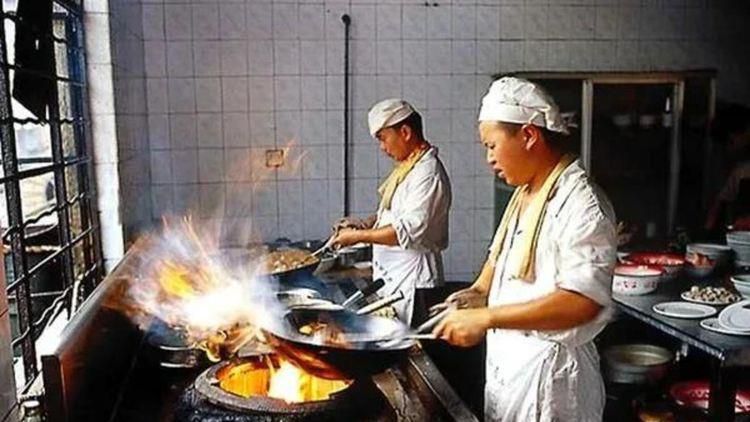 据知名记者罗马诺的消息，埃尔马斯已抵达德国，他将在今天接受莱比锡的体检。